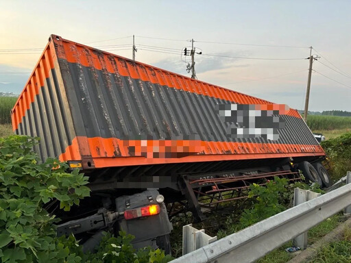 影/今第二起聯結車翻覆！國1北上「大車撞護欄」翻下斜坡 警出動吊車