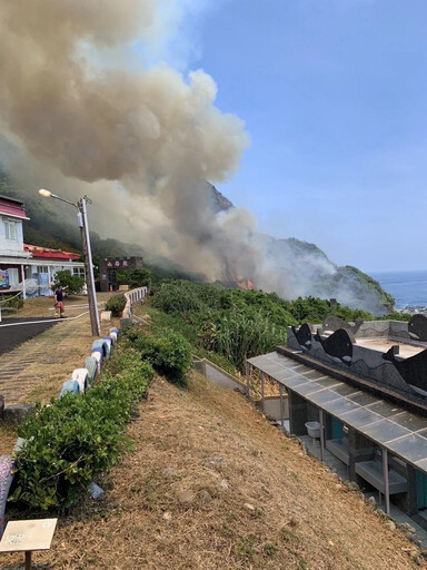 快訊/瑞芳鼻頭、瑞猴步道火燒山！彷彿狼煙滿山頭 台2線南下嚴重回堵