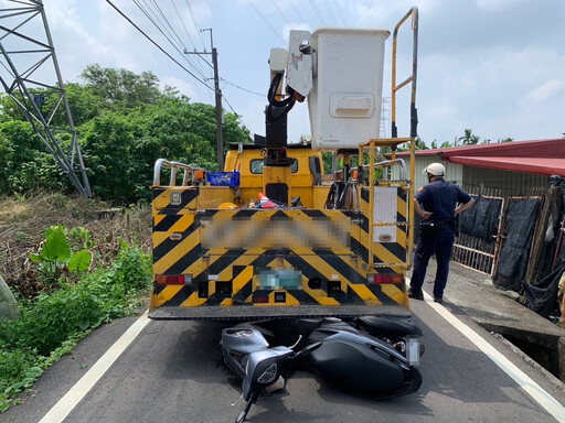 快訊/高雄工程車倒車釀禍！母子檔騎機車遭捲車底 送醫不治雙亡