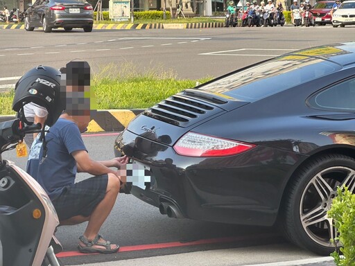 快訊/薪水恐不夠賠！台中700萬「雙門跑車」遭休旅車猛撞 「屁股」擦傷哭哭了