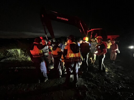 快訊/「核級雨彈」狂轟炸！高雄六龜「大津橋」河水暴漲6人受困沙洲 驚險畫面曝