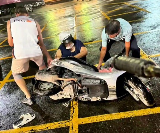 影/差1公分就中脊椎！高雄男雨夜撐傘過馬路 遭三寶機車嬤高速衝撞