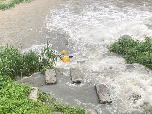 快訊/台中暴雨釀意外！78歲釣客受困沙洲 出動20消防員急救援