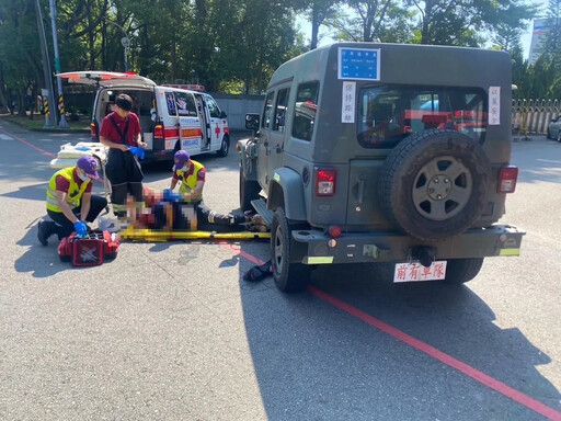 快訊/悚！桃園21歲女軍人營區前出事 男遭撞頭爆血、全身骨折