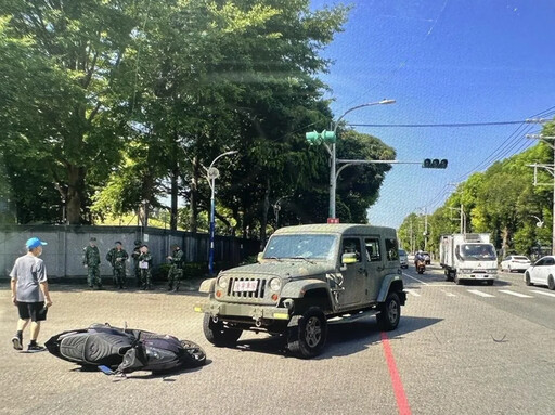 快訊/面臨百萬賠償？「輕型戰術輪車」猛撞機車「輪壓險卡死」 軍方這樣說