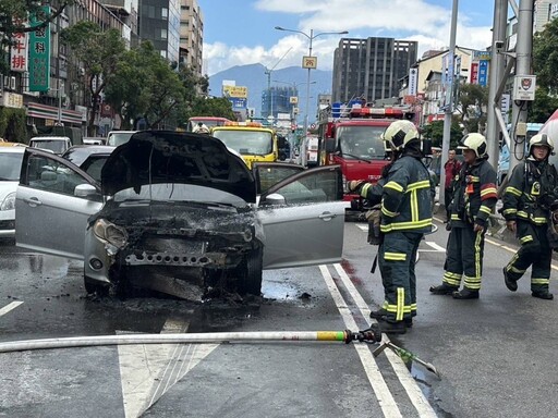 快訊/北市重慶北路街頭火燒車！開快車道「引擎狂冒煙」 車頭全毀