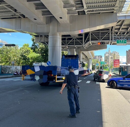 快訊/三峽機車雙載「閃客運擦撞大貨車倒地」！後座7旬翁慘被輾斃