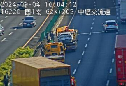 快訊/國1中壢交流道嚴重事故！大貨車撞休旅車 後方紫爆回堵5公里