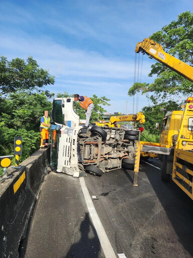 快訊/上班注意！國一翻車事故 高科交流道塞車中