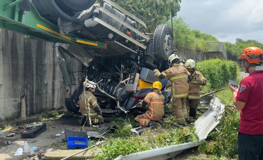 快訊/國道嚴重車禍！國1南下麻豆路段「貨櫃車翻下邊坡」傷亡不明