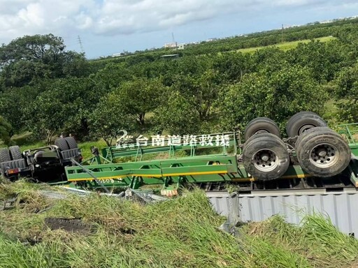 快訊/國道嚴重車禍！國1南下麻豆路段「貨櫃車翻下邊坡」駕駛奇蹟生還