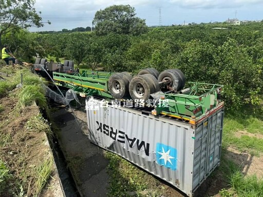 快訊/國道嚴重車禍！國1南下麻豆路段「貨櫃車翻下邊坡」駕駛奇蹟生還