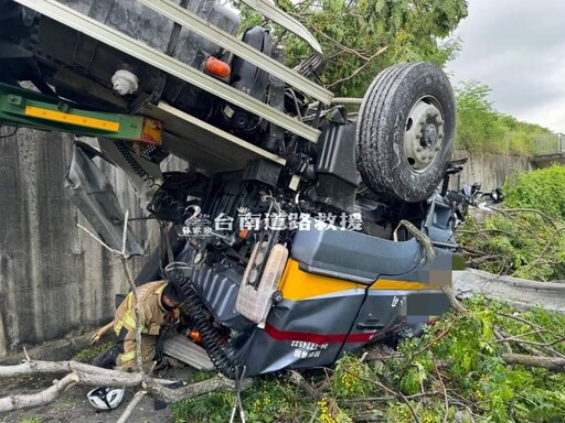 快訊/國道嚴重車禍！國1南下麻豆路段「貨櫃車翻下邊坡」駕駛奇蹟生還