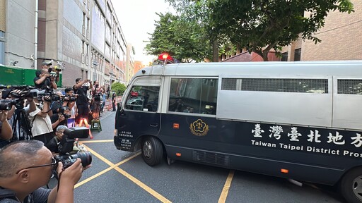 影/跟車畫面全紀錄！柯文哲遭上銬羈押禁見「一人囚車」遊街實況曝光