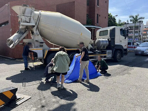 快訊/驚悚！麻豆監理站代辦員「蹲水泥車前拆車牌」 頭部遭輾爆慘死