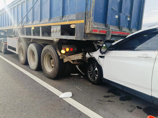 快訊/嘉義東石嚴重車禍！休旅車頭「塞進砂石車屁股」 1人送醫搶救不治