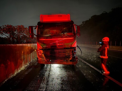 基隆台62暗夜嚴重車禍！貨櫃車自撞分隔島「車頭半毀」 司機命大無恙