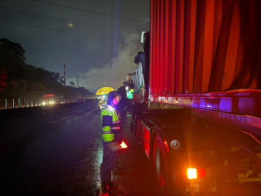 基隆台62暗夜嚴重車禍！貨櫃車自撞分隔島「車頭半毀」 司機命大無恙