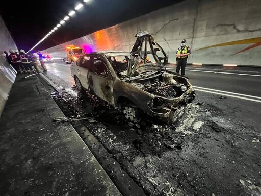 快訊/雪隧大火球曝光！火燒車2人跳車 國5北向17.8k「黑爆」雙向封閉