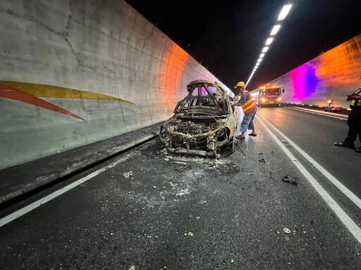 快訊/雪隧大火球曝光！火燒車2人跳車 國5北向17.8k「黑爆」雙向封閉