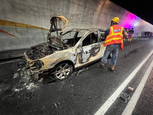 快訊/雪隧大火球曝光！火燒車2人跳車 國5北向17.8k「黑爆」雙向封閉