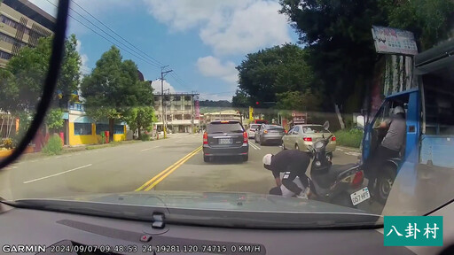 影/台中2便衣帥警攔賊「拖下車」！後方駕駛VIP席直擊：以為拍八點檔