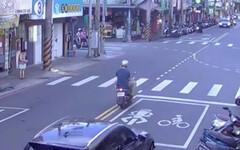 身體不適疑吸「喪屍菸彈」？新北男撞整排機車落跑 警20分鐘逮毒蟲