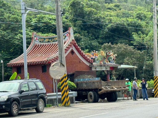 神蹟！苗栗7旬翁開「砂石貨車」煞不住直衝土地公廟 鐵欄杆「及時接殺」