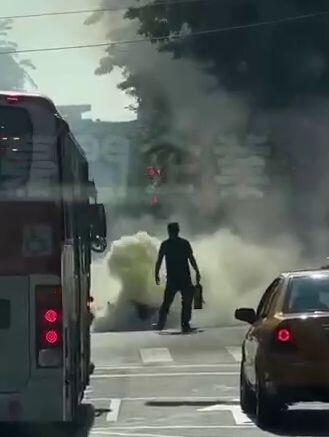 快訊/北市文山男騎到一半火燒車！濃煙覆蓋馬路 險波及公車