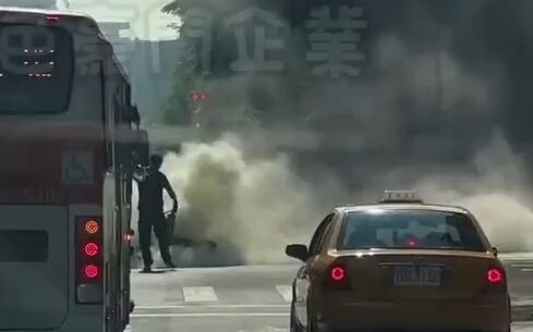 快訊/北市文山男騎到一半火燒車！濃煙覆蓋馬路 險波及公車