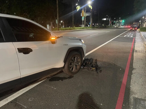 影/悚！轎車左轉未禮讓猛撞電輔車 網紅安森「腦出血」住ICU搶命