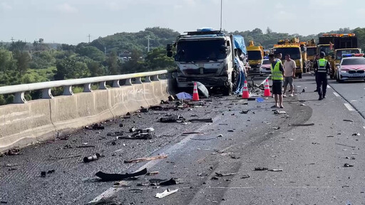 快訊/國3通霄段「拖吊救援」2死！砂石車追撞釀禍 駕駛扭曲浴血躺路肩