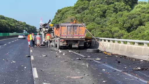 快訊/國3通霄段「拖吊救援」2死！砂石車追撞釀禍 駕駛扭曲浴血躺路肩