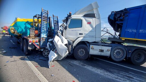 快訊/國道不平靜！國3北上194k「轎車遭2大車夾殺壓扁」駕駛不治