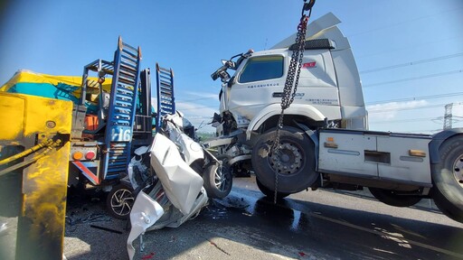 快訊/國道不平靜！國3北上194k「轎車遭2大車夾殺壓扁」駕駛不治