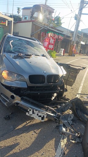 板金夠硬還是命夠硬？豐原男開BMW休旅車追撞大貨車 車全爛人僅輕傷