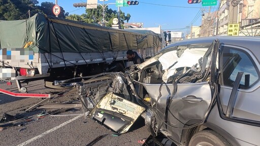 板金夠硬還是命夠硬？豐原男開BMW休旅車追撞大貨車 車全爛人僅輕傷