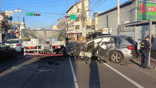 板金夠硬還是命夠硬？豐原男開BMW休旅車追撞大貨車 車全爛人僅輕傷