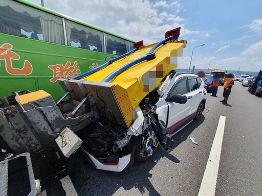 影/緩撞車君又犧牲了！台74線轎車疑未注意前方 吼…車頭整個「頂」進去