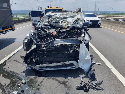 影/緩撞車君又犧牲了！台74線轎車疑未注意前方 吼…車頭整個「頂」進去