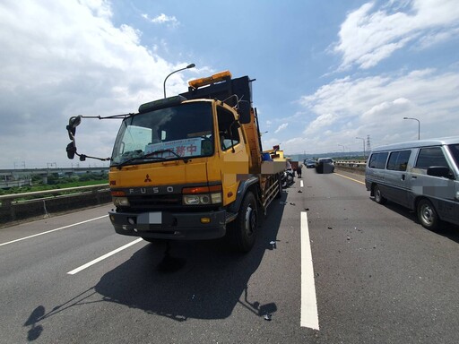 影/緩撞車君又犧牲了！台74線轎車疑未注意前方 吼…車頭整個「頂」進去