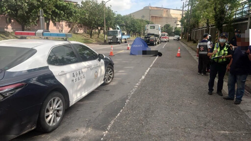 快訊/悚！高雄曳引車撞機車 82歲騎士爆頭血染馬路「當場死亡」