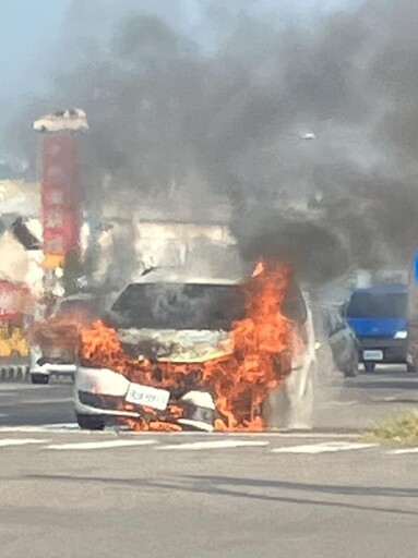 快訊/上班驚魂！台中環中路街頭休旅車「車頭起火」狂燃畫面曝