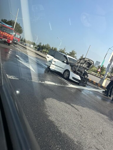 快訊/上班驚魂！台中環中路街頭休旅車「車頭起火」狂燃畫面曝