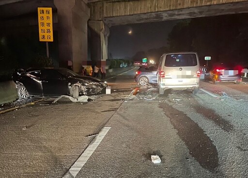 快訊/重大車禍！國3大溪段4車追撞釀1傷 自小客車頭炸開變形