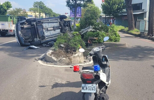 快訊/驚悚畫面曝光！高雄休旅車「衝分隔島」側翻 路樹全剷平…駕駛輕傷