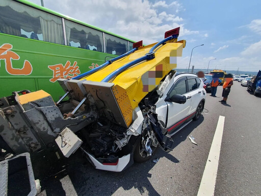 護主神車！砂石車急切害他猛撞緩撞車 車主感嘆：「這條命撿到」