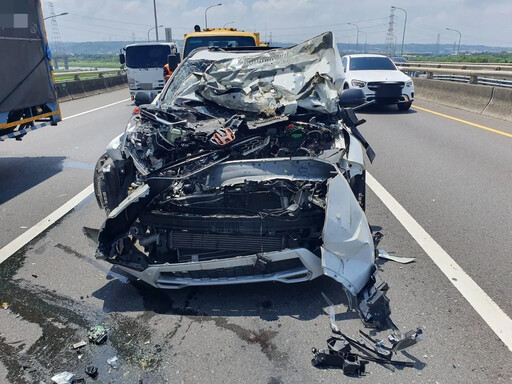 護主神車！砂石車急切害他猛撞緩撞車 車主感嘆：「這條命撿到」