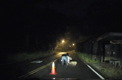 影/超暖！台中和平午後豪雨巨石擋路 警民徒手搬離