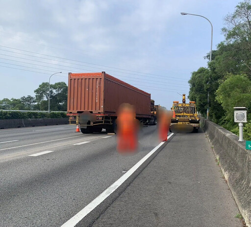 快訊/國道血滴子再現！國1南向苗栗段聯結車貨櫃脫落 後方車險遭擊落